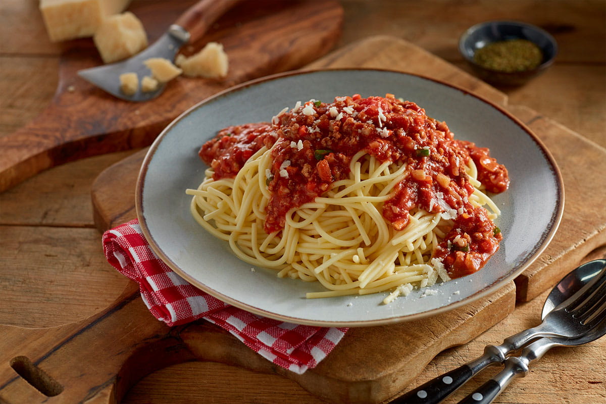 Spaghetti mit Hackfleisch-Tomatensoße auf einem Teller