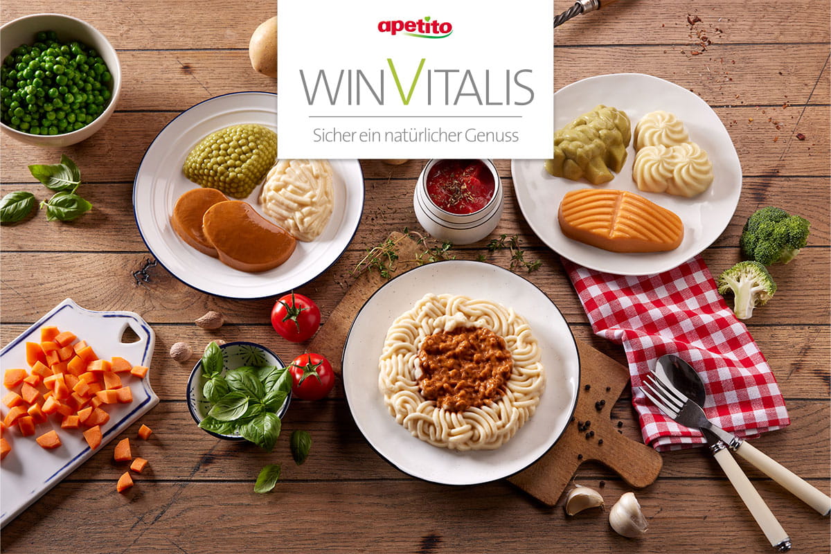 pürierte menüs, geformt auf Tellern auf einem großen Holztisch, mit dem Logo WinVitalis