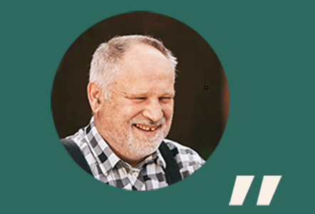 lächelnder, älterer Mann