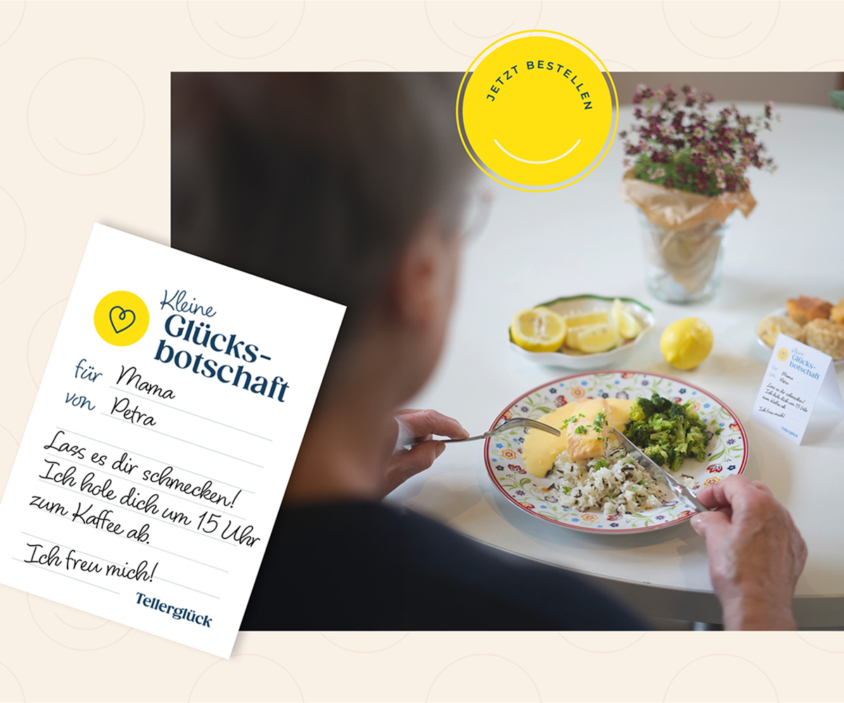 Blick über die Schulter einer Frau beim essen, dazu Blumen und eine handgeschriebene Glücksbotschaft mit persönlicher Nachricht