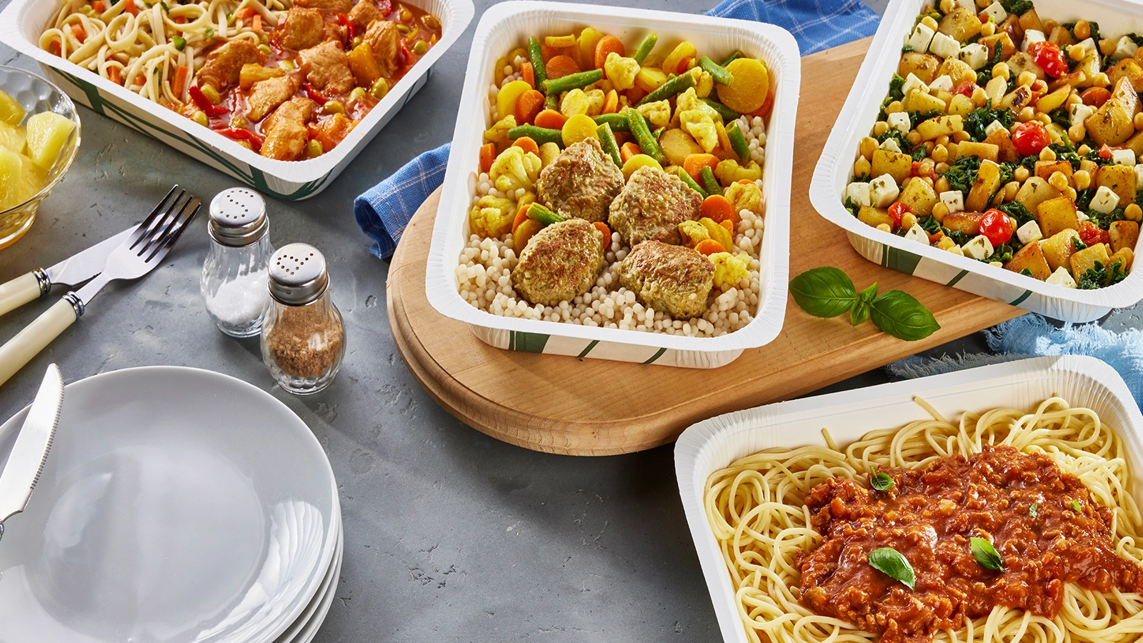 Es sind mehrere Menüschalen mit Menüs zusehen.