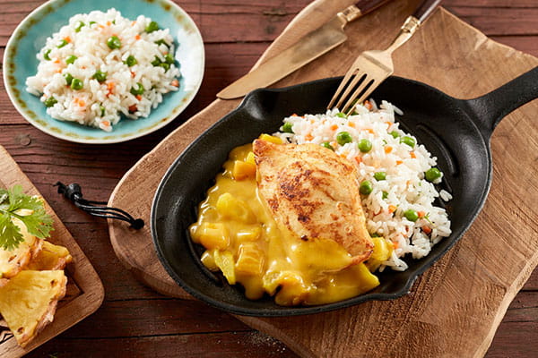 Hähnchenfilet in gelber Currysoße, dazu Reis und Gemüse