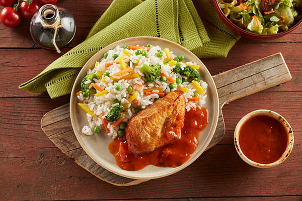 Hähnchen in süß-sauer Soße, dazu Reis und Gemüse