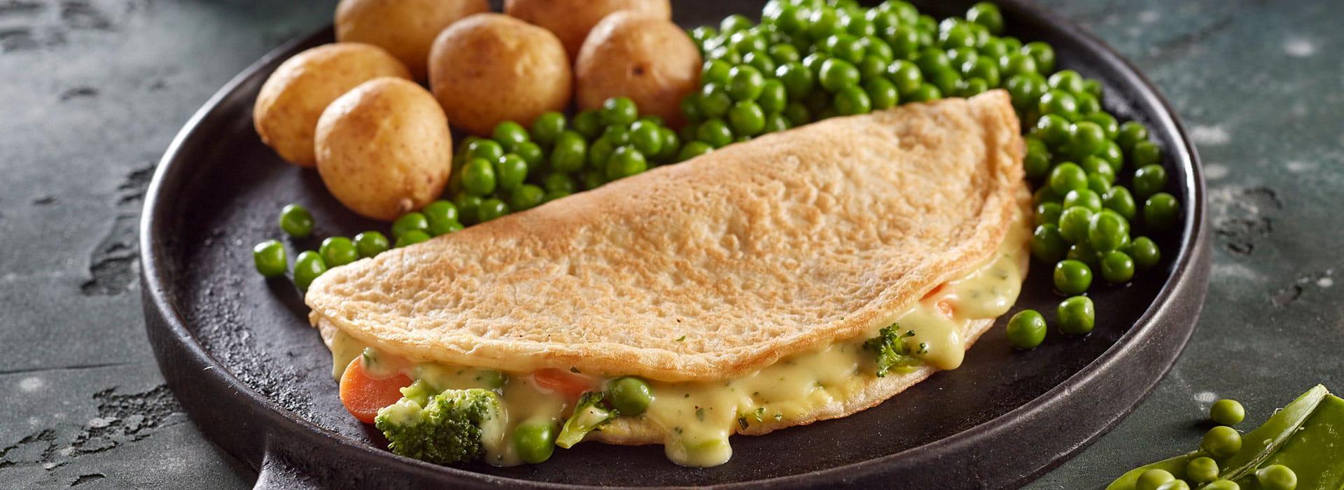 Pfannkuchenbmit Gemüsefüllung, Erbsen und Kartoffeln