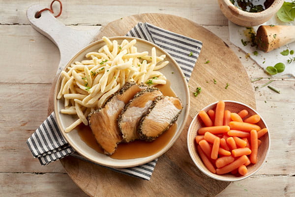 Bratenscheiben in Soße, Spätzle und glasierte Möhren