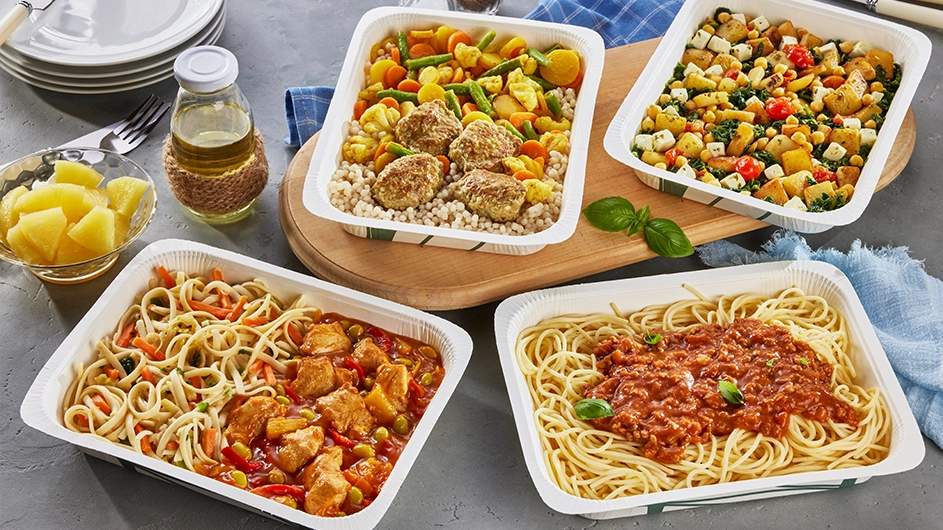 Vier abwechslungsreiche Menüschalen mit Pasta, Gemüse und Hähnchen