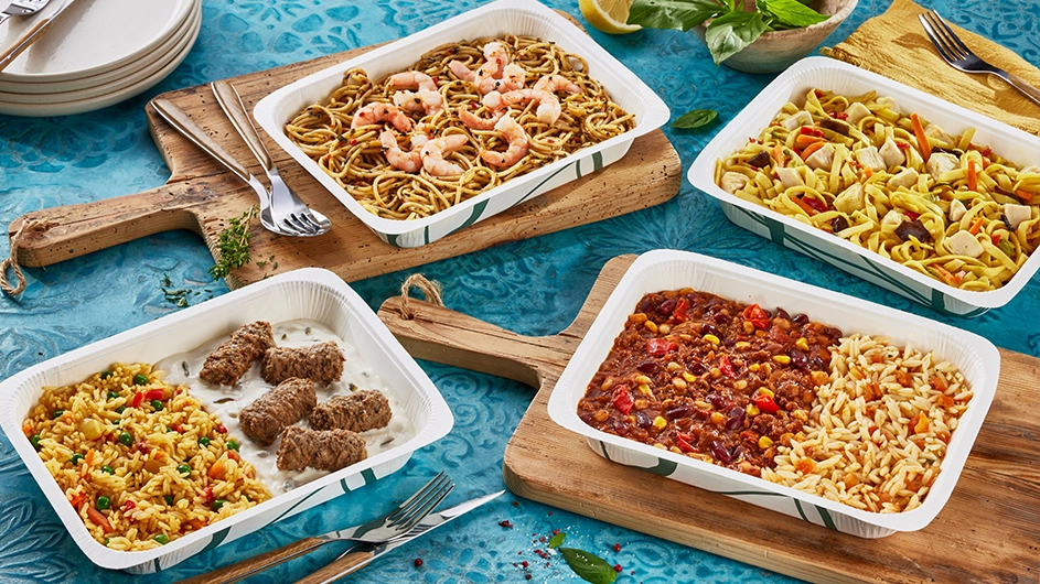 vier Menüschalen mit einem Mix aus Fleisch, Fisch und Vegetarischem