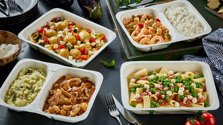 Bunte Menüschalen mit abwechslungsreichen Gerichten: Pasta, Reis, Kartoffeln, Fleisch und Garnelen