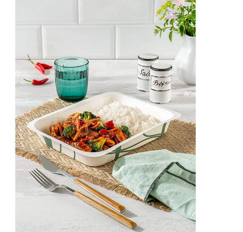 Nachhaltige Menüschale mit Reis und Gemüsegericht