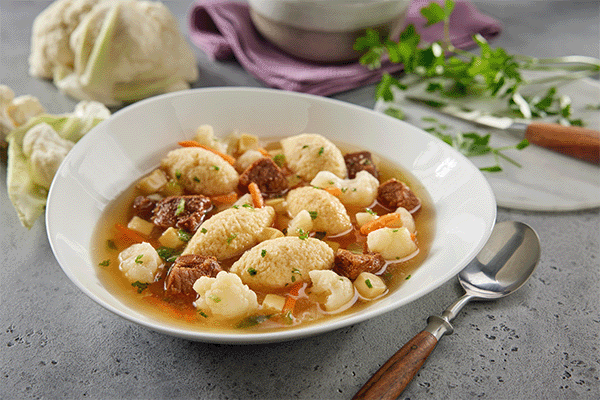 Suppe mit Grießklößchen, Rindfleisch und Gemüse