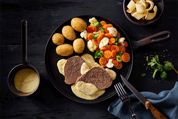 Rinderbraten mit Soße, Kartoffeln und Gemüse