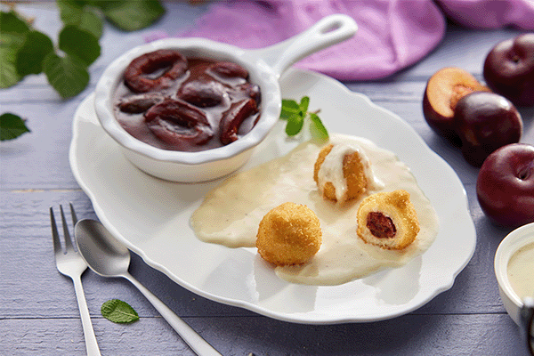 Mini Berliner in Vanillesoße und heißen Pflaumen