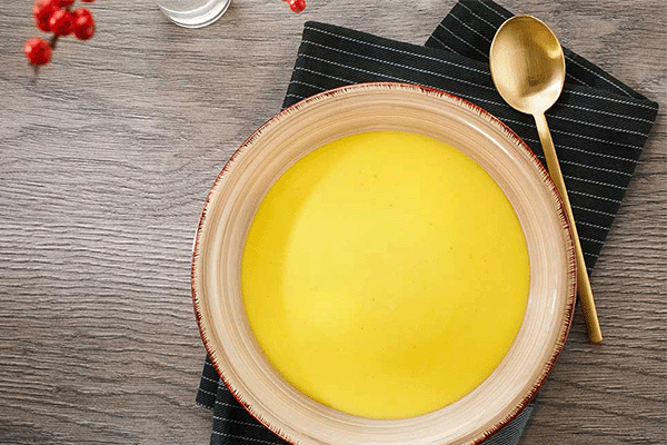 gelbe Cremesuppe auf tiefem Teller