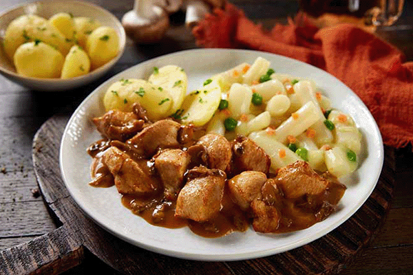 Geschnetzeltes mit Soße, Kartoffeln und Spargelgemüse