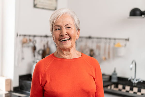 lachende ältere Frau