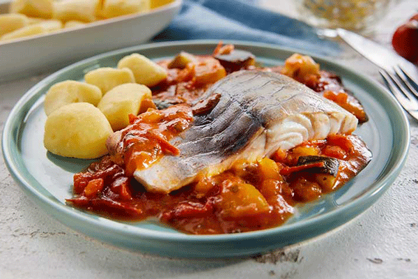 Fischfilet mit Tomatengemüse und Kartoffeln