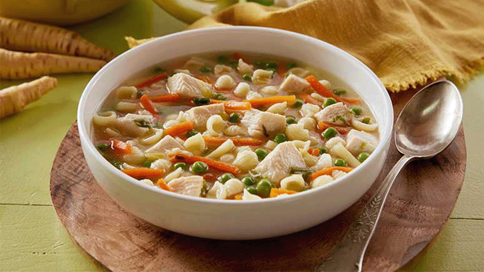 Hühnersuppe mit Nudeln, Gemüse und Fleisch