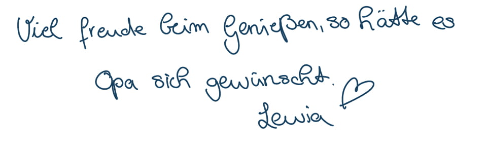 Handgeschriebener blauer Text auf weißem Grund: „Viel Freude beim Genießen, so hätte es Opa sich gewünscht.  Lewia“.