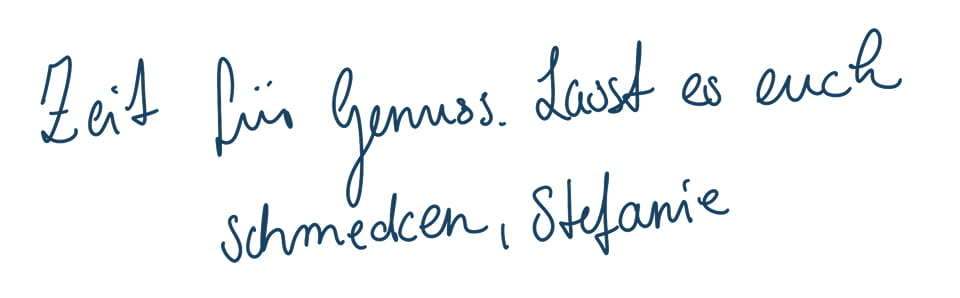 Handgeschriebener blauer Text auf weißem Grund: „Zeit für genuss. lasst es euch schmecken, Stefanie“.
