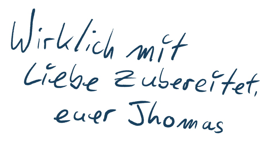 Handgeschriebener blauer Text auf weißem Grund: „Wirklich mit Liebe zubereitet, euer Thomas“.